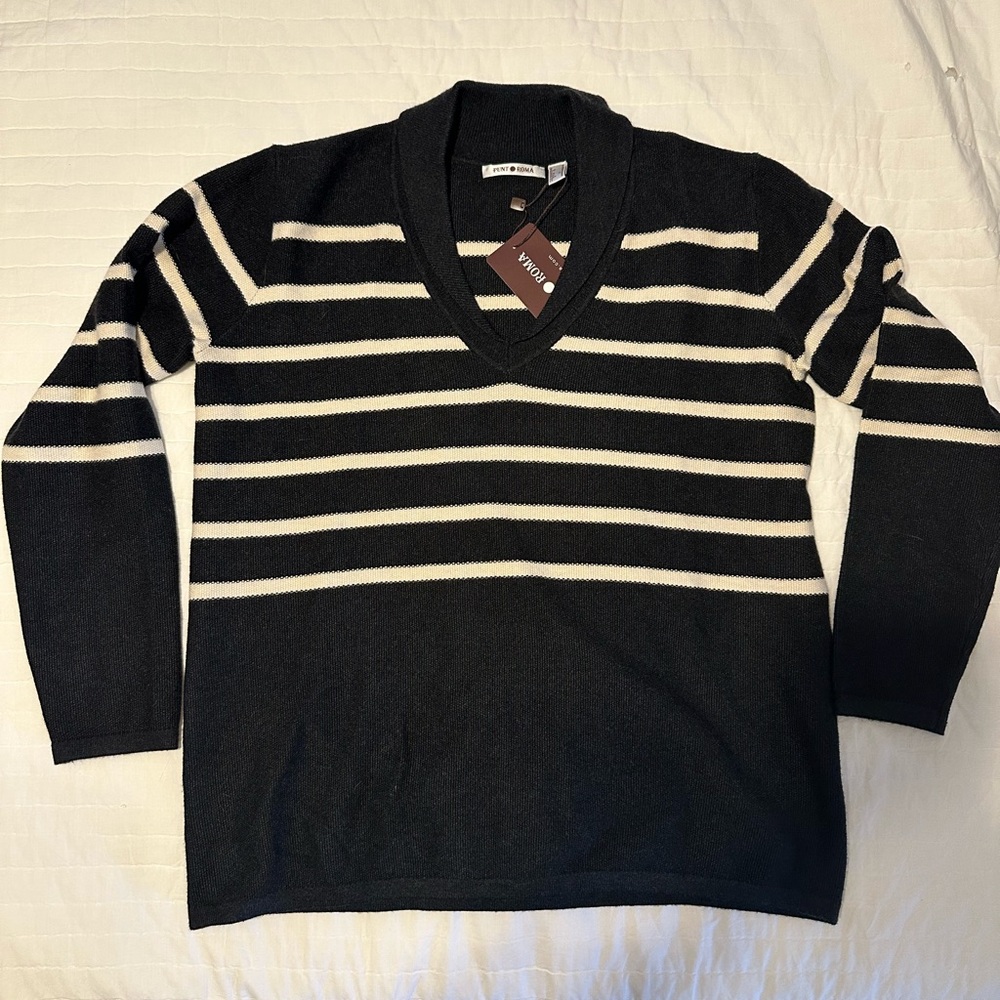 Stylish Black and White V-Neck Sweater NWT Punt Roma
